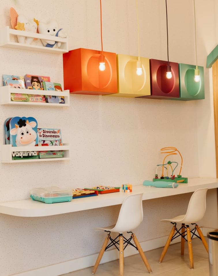 Espaço kids com estante de livros