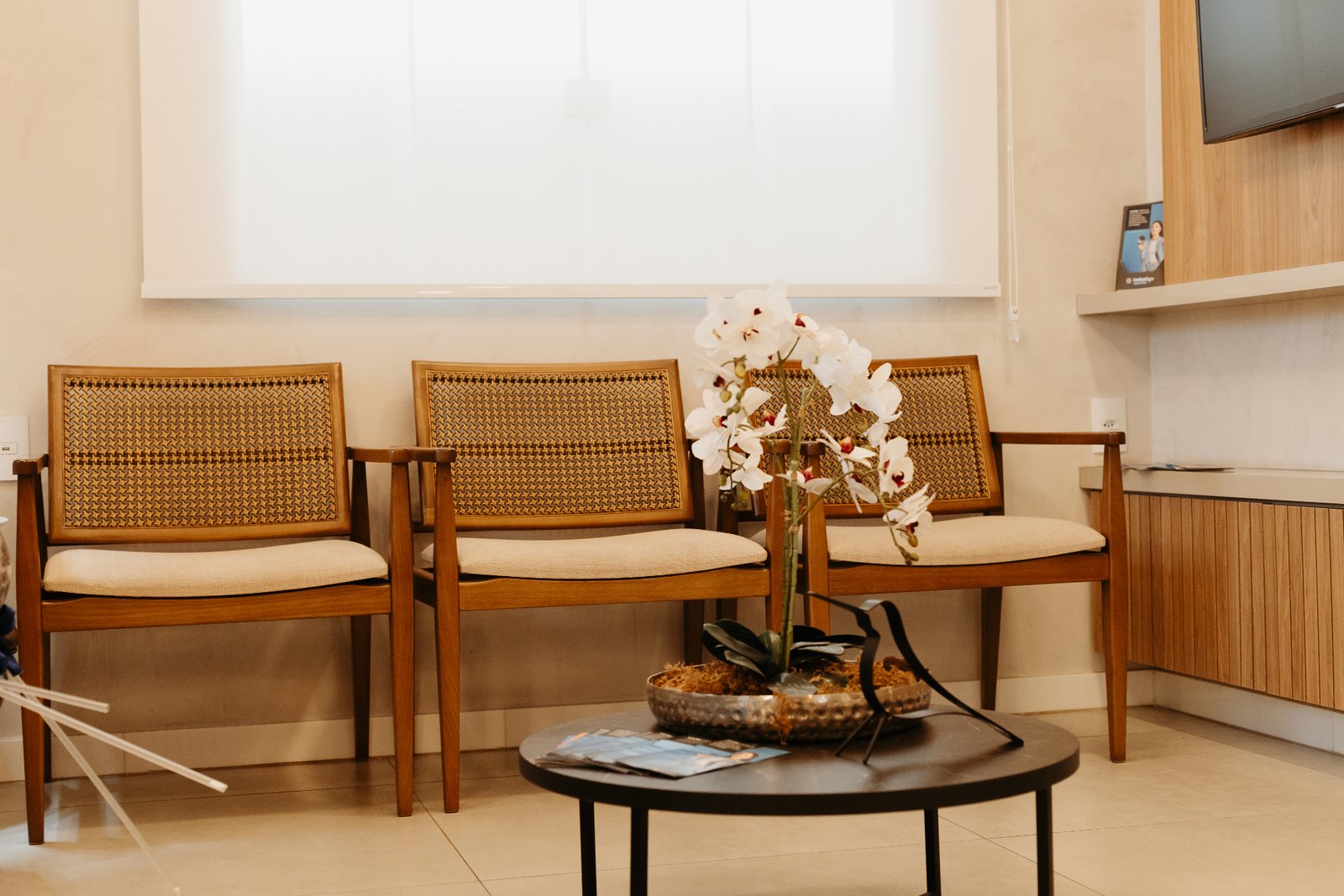 Sala de espera com poltronas de palhinha