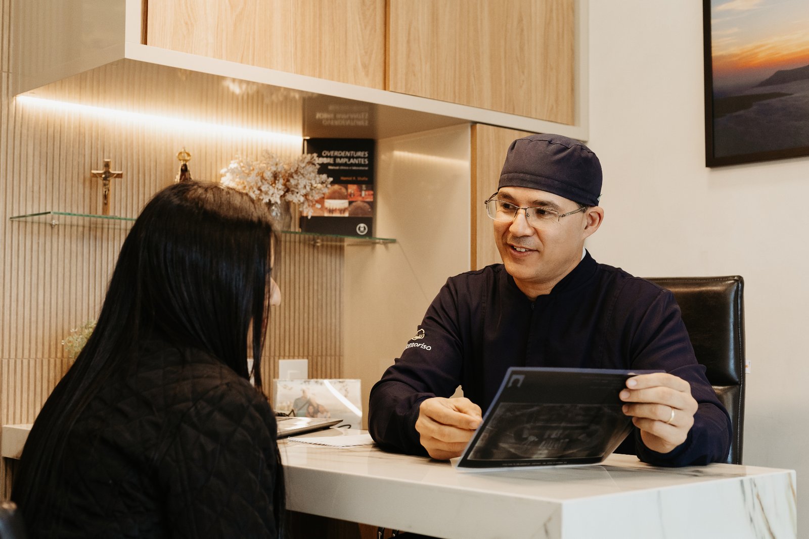 Dentista explicando raio-x para paciente